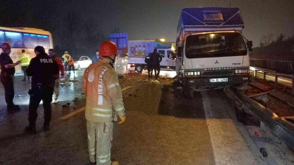İstanbul'da kamyonet ile otomobil birbirine girdi 6 yaralı