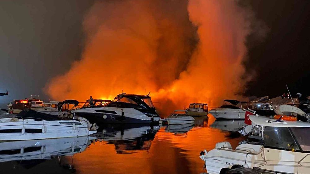 İstanbul'da tekneler alev alev yandı