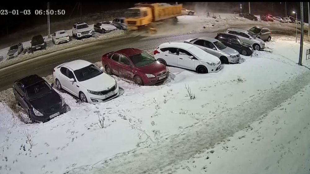 Rusya'da kamyon şoförü park halindeki araçları biçti