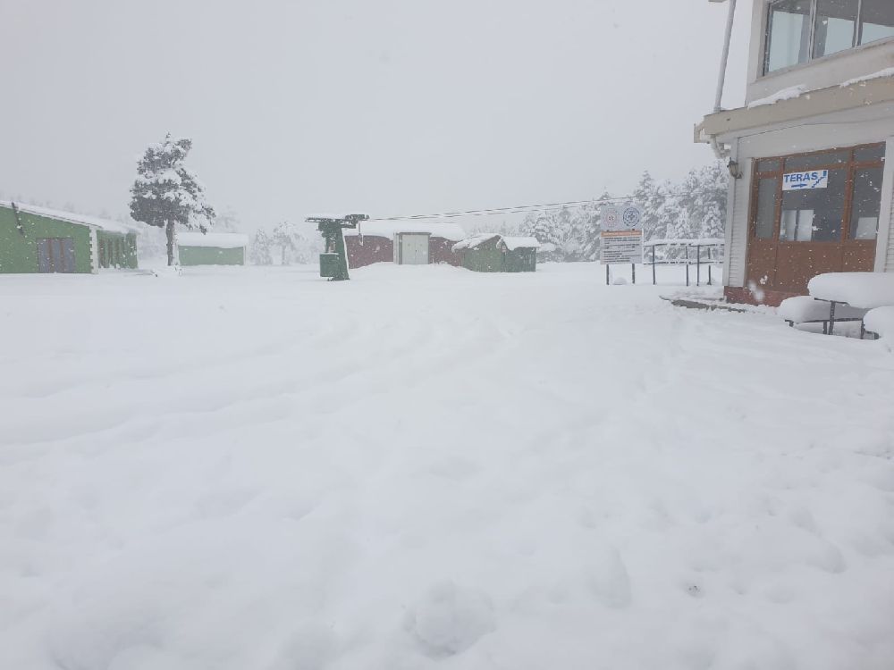 Salda Kayak Merkezi'ne mevsimin ilk karı yağdı