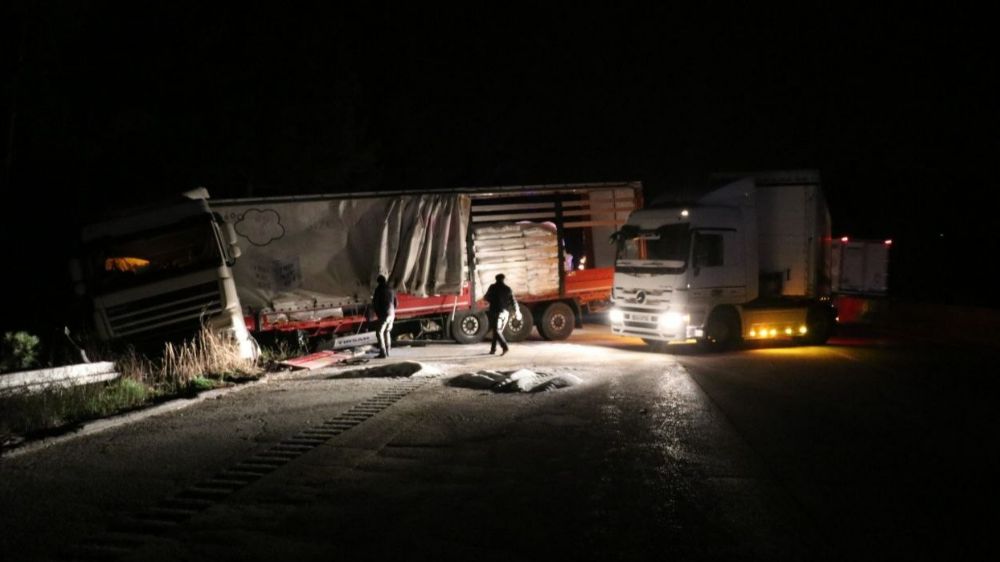 Tır devrildi, Adana-Ankara Otoyolu ulaşıma kapandı