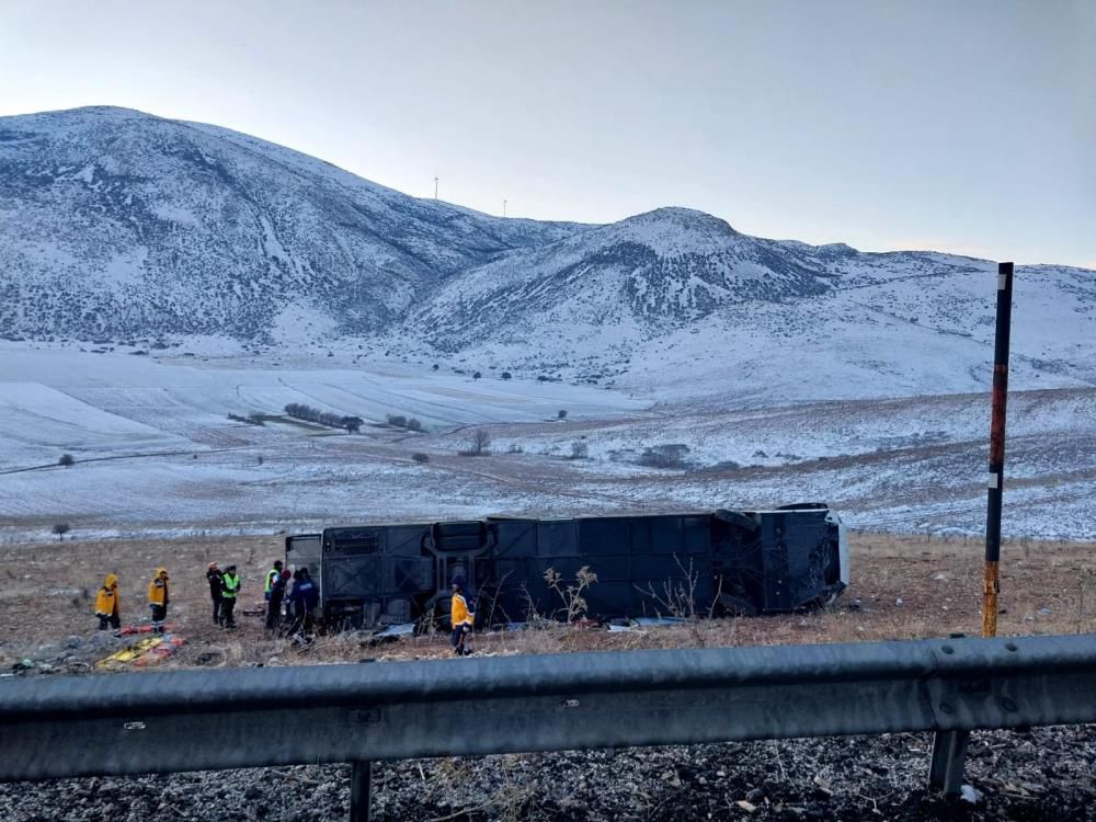 Afyon'da kaza 6 ölü, 35 yaralı Yolcu otobüsü devrildi 