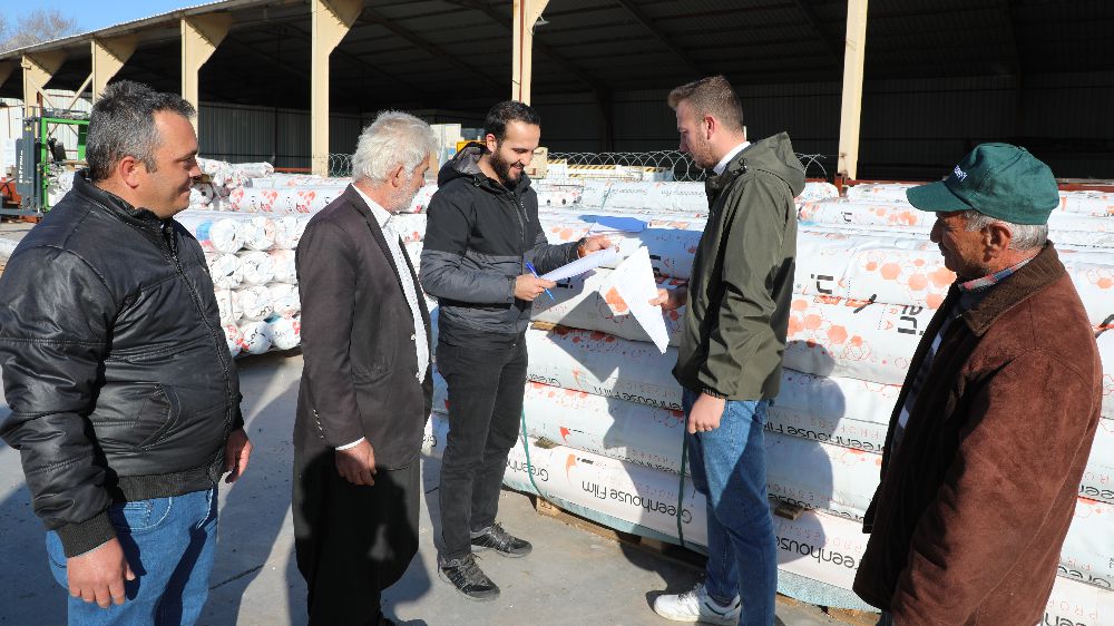 Antalya Büyükşehir’den Alanyalı çiftçilere sera naylonu yardımı
