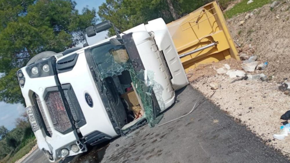 Antalya'da devrilen kamyonun sürücüsü yaralandı