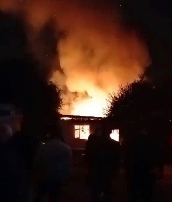 Antalya'da ev yangını dakikalar içinde kül oldu
