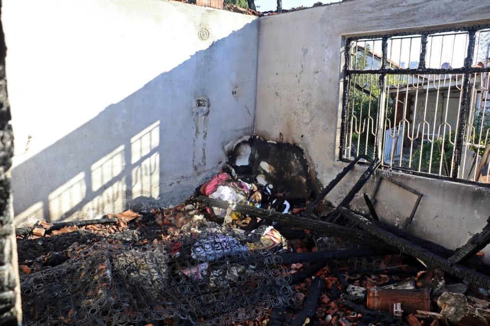 Antalya’da gecekondu yangını; 2 ölü