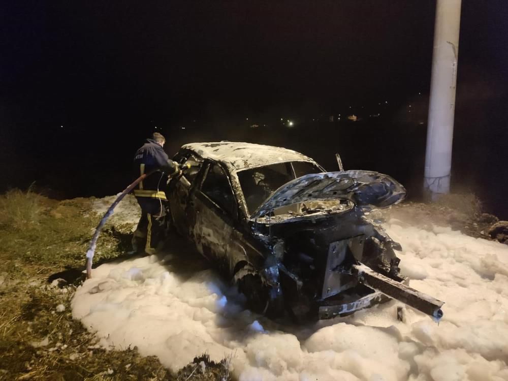 Antalya'da kaza sonrası otomobil alev aldı
