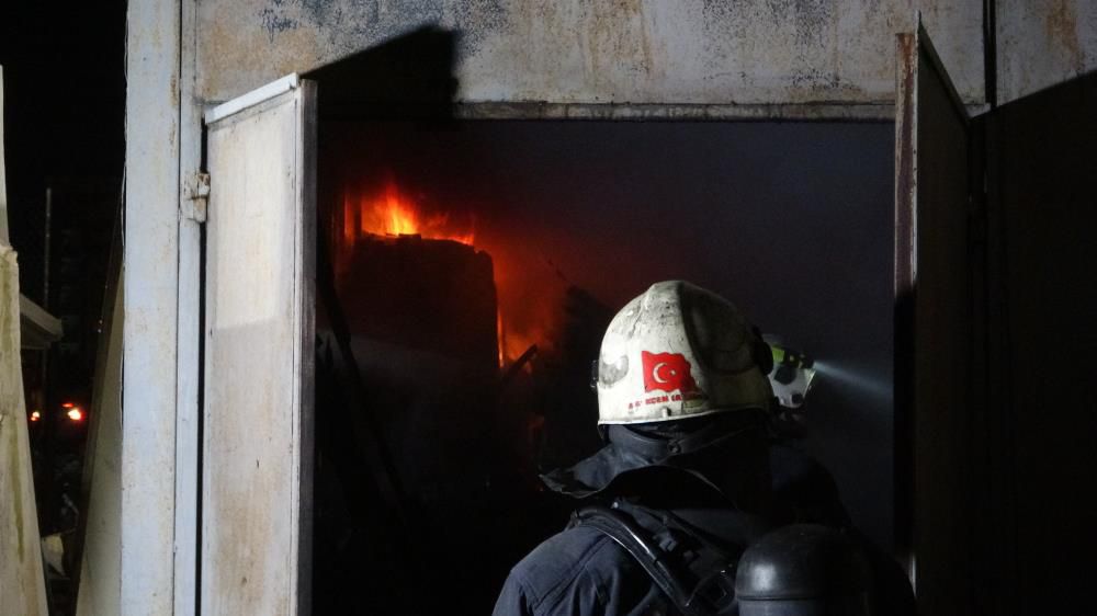 Antalya'da yangın Babasını kaybettiği gün, atölyesi de küle döndü