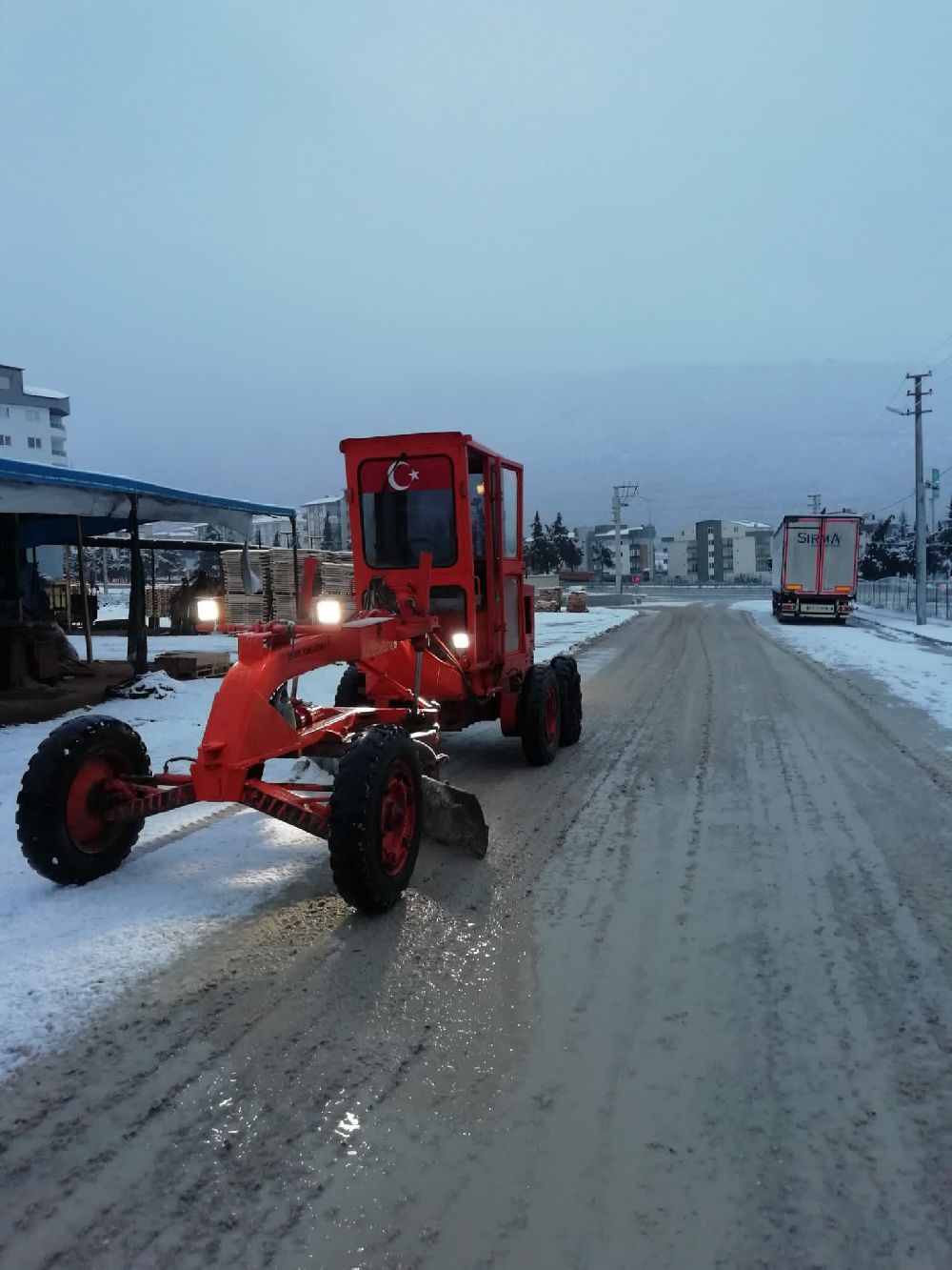 Bucak Belediyesi karla mücadele için sahada