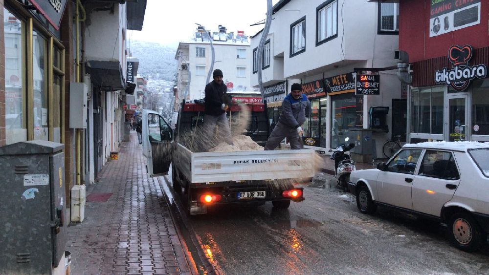 Bucak Belediyesi karla mücadele için sahada