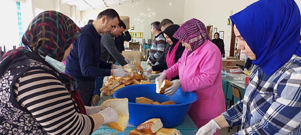 Bucak MCAL'de öğretmenler, sandviçleri hazırlayıp deprem bölgesine gönderiyor
