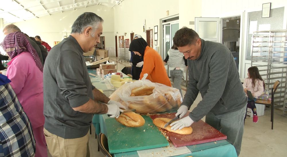 Bucak MCAL'de öğretmenler, sandviçleri hazırlayıp deprem bölgesine gönderiyor