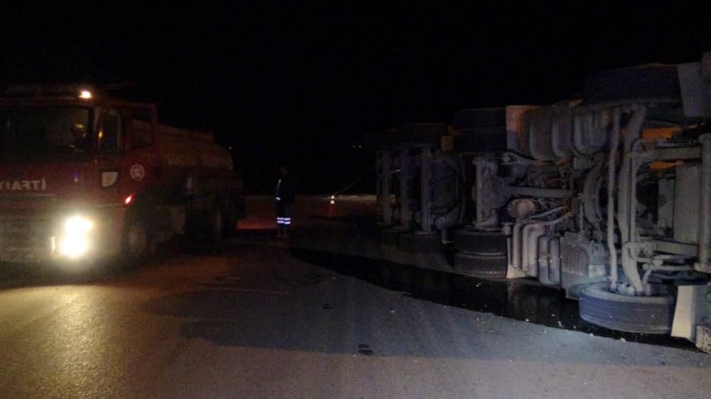 Burdur'a toprak taşıyan kamyon devrildi