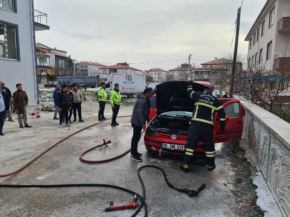 Burdur'da araç yangını; Dumanlar yükseldi
