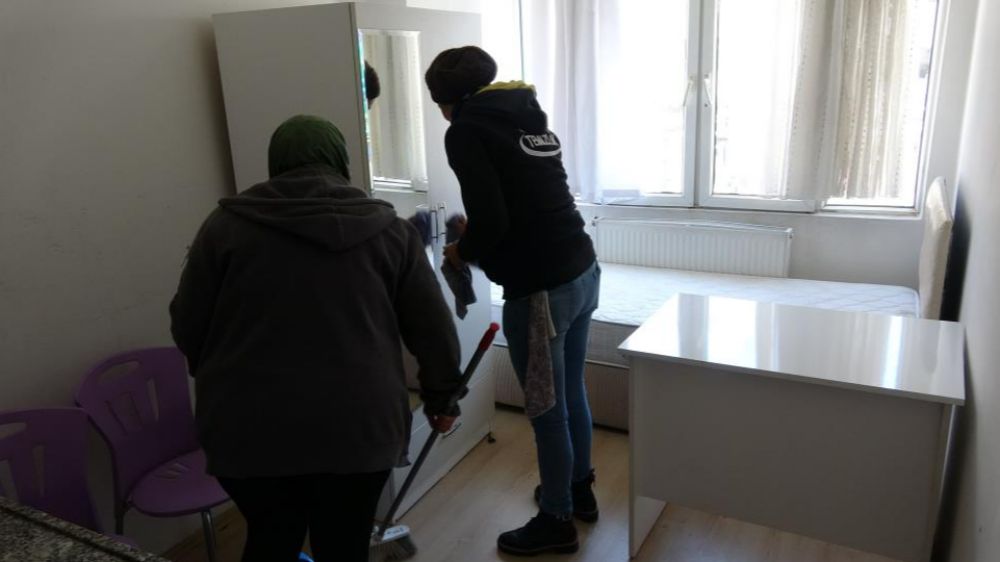 Burdur'da depremzedeler için hazırlanan evleri gönüllü olarak temizliyorlar