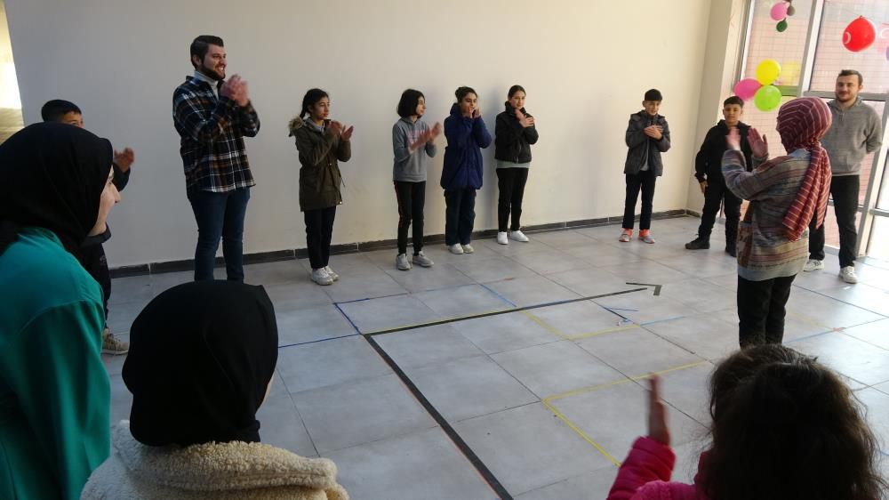 Burdur'da misafir edilen depremzede öğrenciler için ders zili çaldı