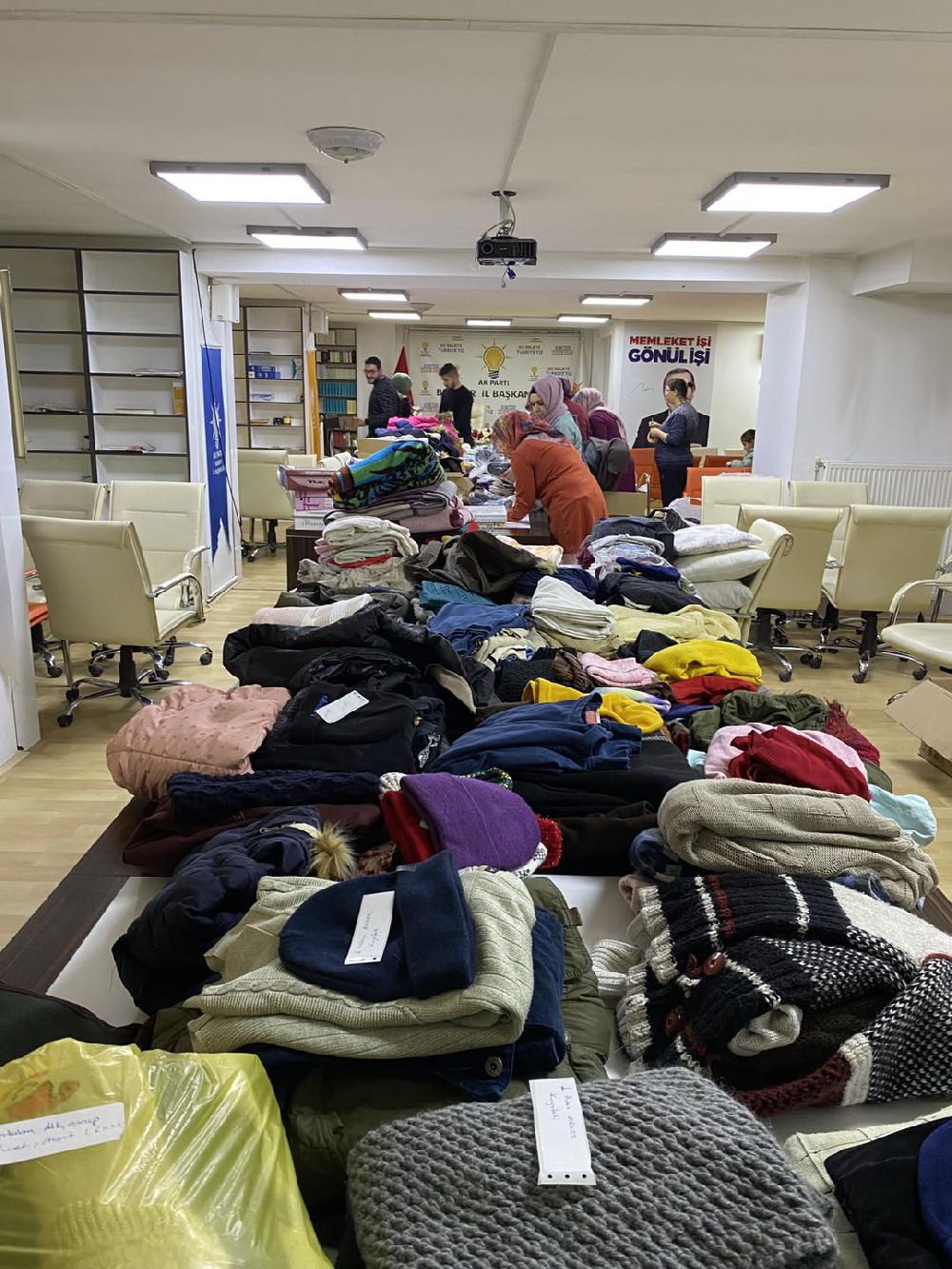 Burdur'da vatandaşlardan deprem bölgesine yardım
