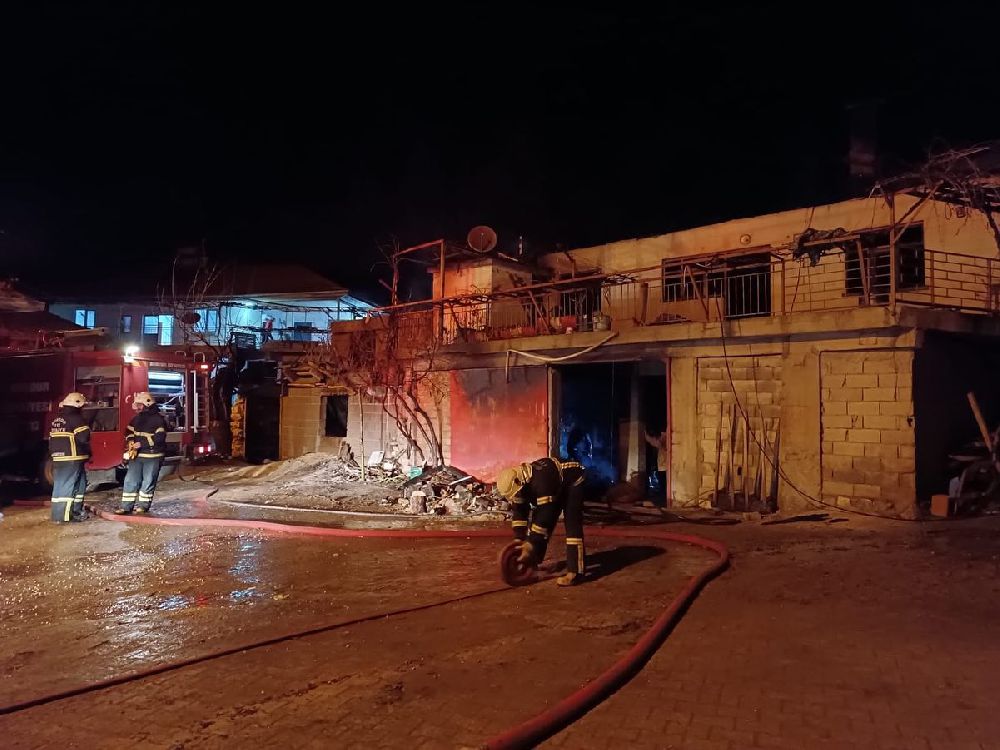 Burdur'da yangın; Ev kullanılamaz hale geldi