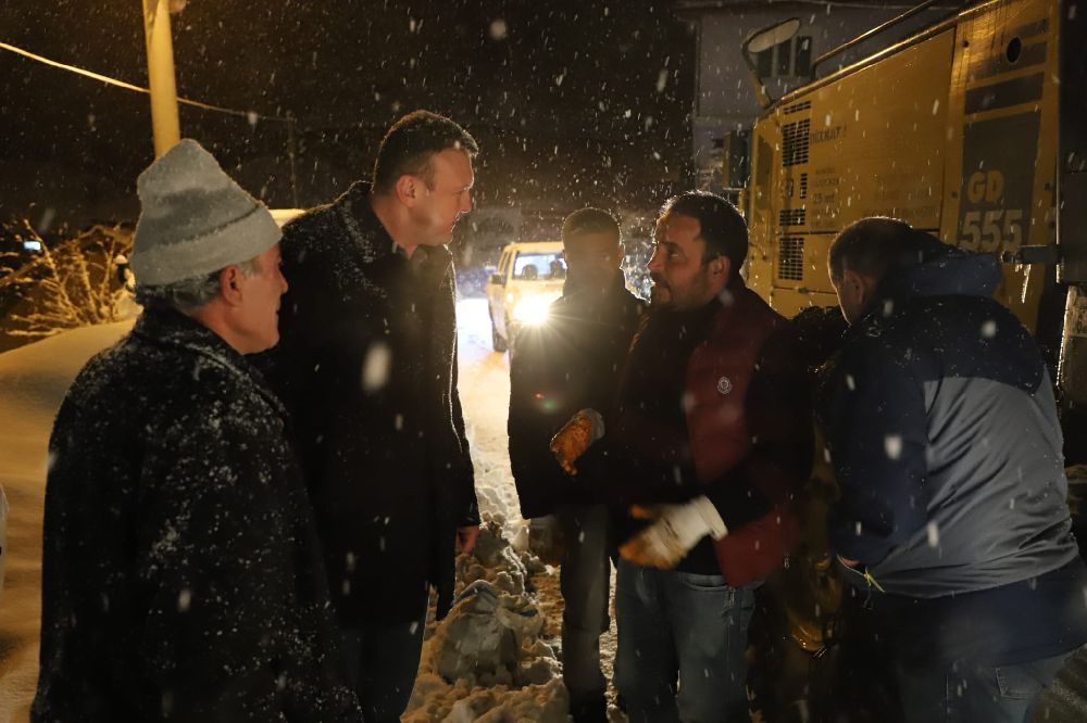Burdur İl Özel İdare ekipleri karla mücadele ediyor