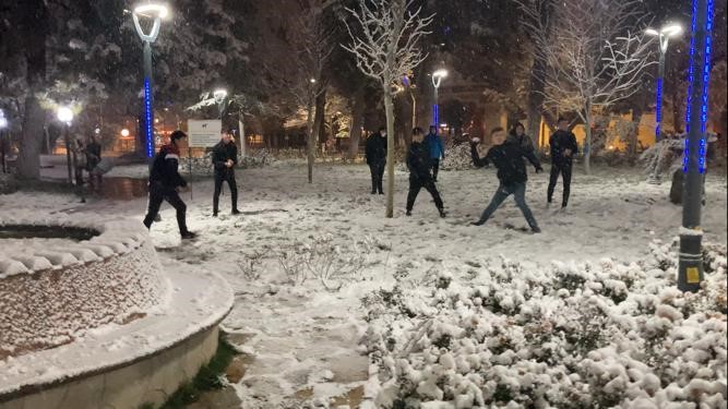 Burdur kar hasreti sona erdi öğrenciler sokağa döküldü