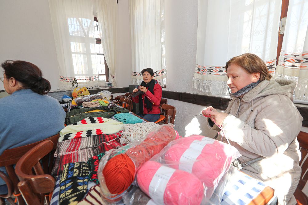 Burdurlu kadınlar depremzedeler için seferber oldu