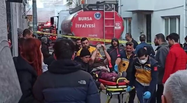 Bursa'da ev yangını 2 kişi yaralandı