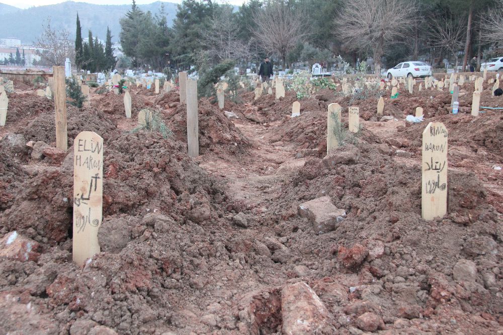 Depremde ölenlerin mezarları yürekleri burktu