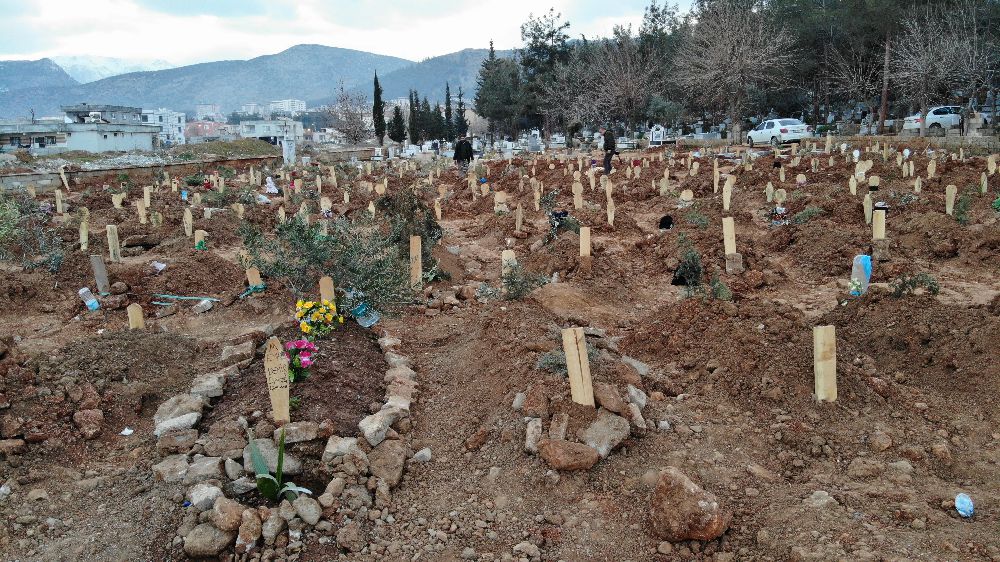 Depremde ölenlerin mezarları yürekleri burktu