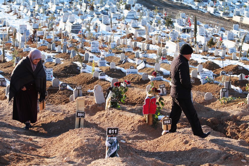 Depremde ölenlerin mezarlığında yürek yakan manzaralar
