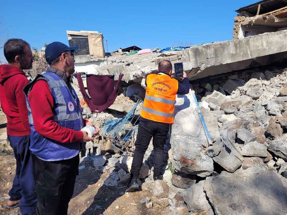 Döşemealtı Belediyesi Deprem Bölgesinde hasar tespiti yapıyor