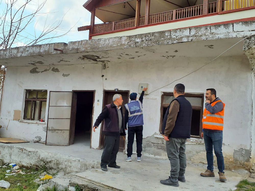 Döşemealtı Belediyesi Deprem Bölgesinde hasar tespiti yapıyor