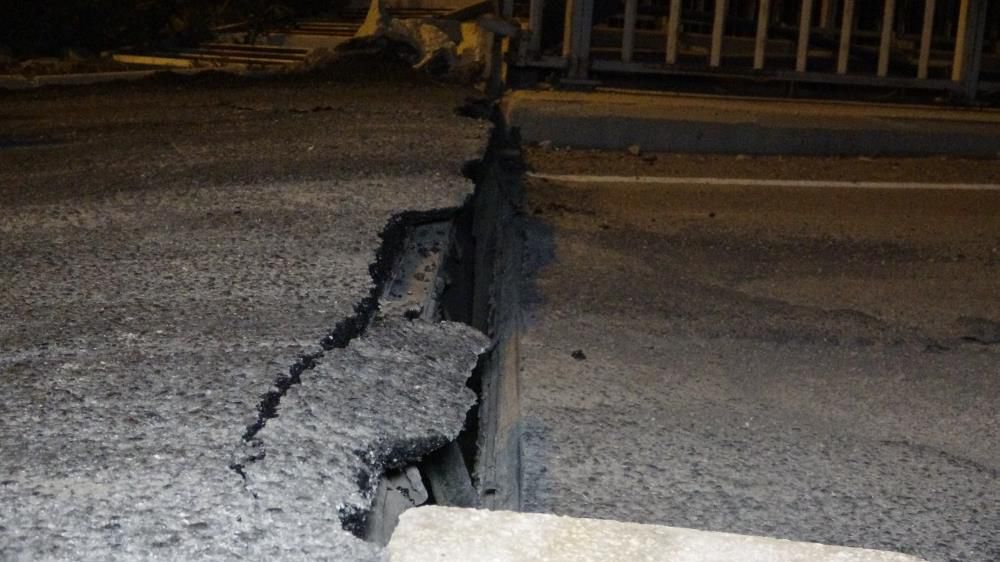 Hatay'da deprem sonrası köprü çökerek yoldan ayrıldı