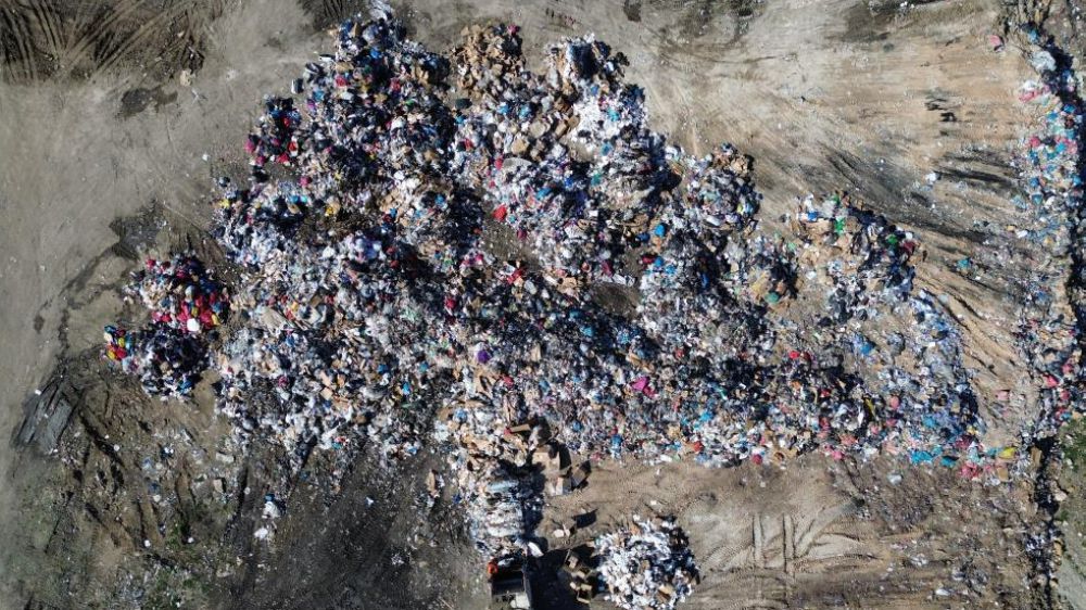Hatay'da kentin dışına toplanan çöp yığını havadan görüntülendi