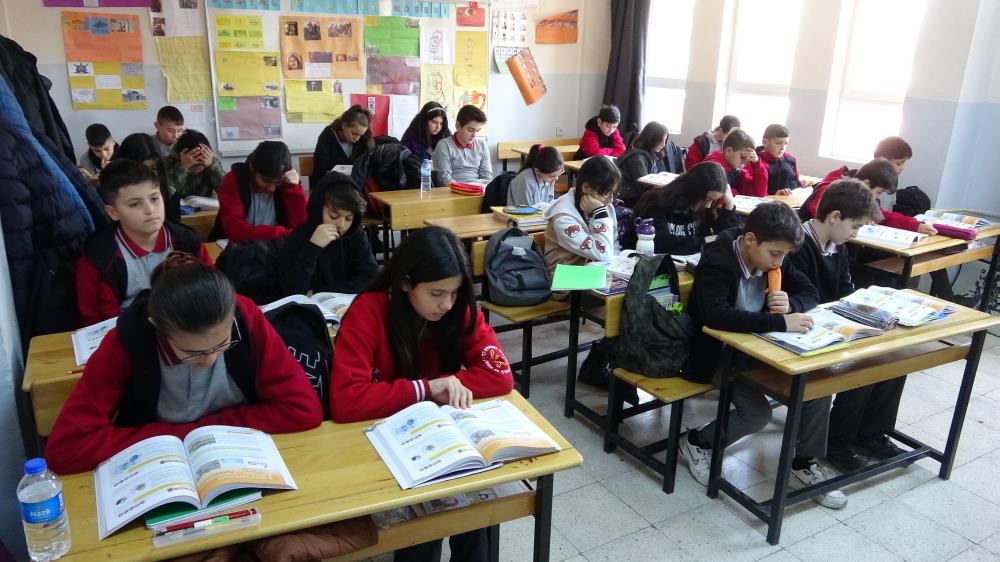 Isparta'da depremzede öğrenciler için ilk ders zili çaldı