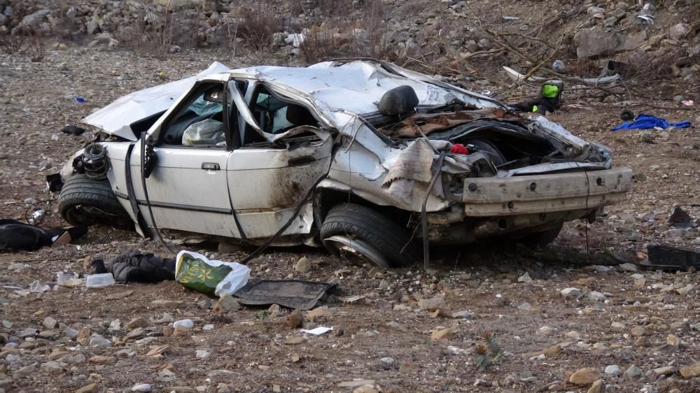 Isparta'da kaza 2 ölü 1 yaralı; otomobiller şarampole uçtu