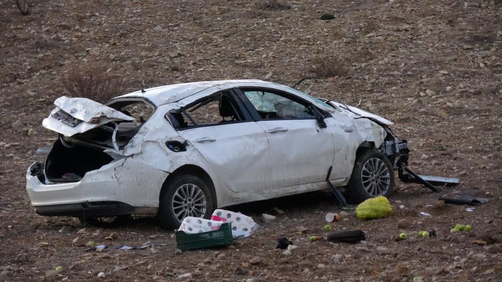 Isparta'da kaza 2 ölü 1 yaralı; otomobiller şarampole uçtu