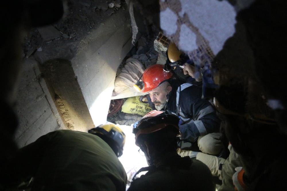 İsrail ekibinin yardımıyla 45 saat sonra kurtarıldı