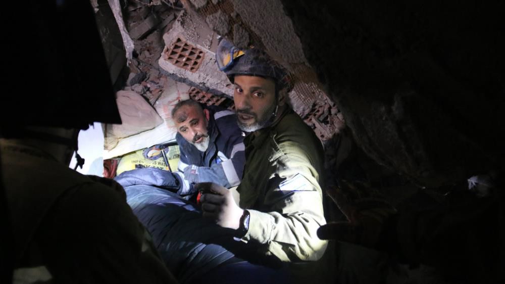 İsrail ekibinin yardımıyla 45 saat sonra kurtarıldı