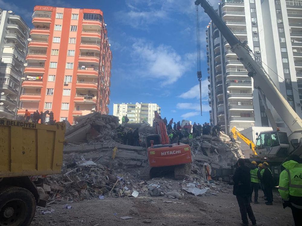 Milletvekili Özçelik Adana'da deprem bölgesinde