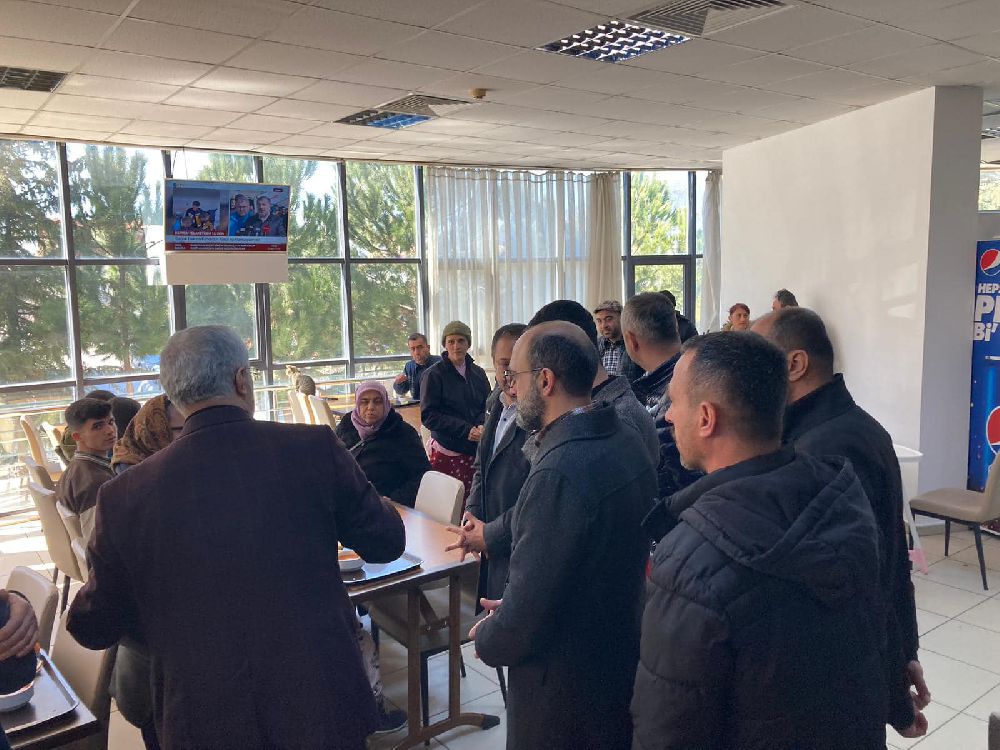 Milletvekili Özçelik Bucak'ta, depremzedeleri ziyaret etti
