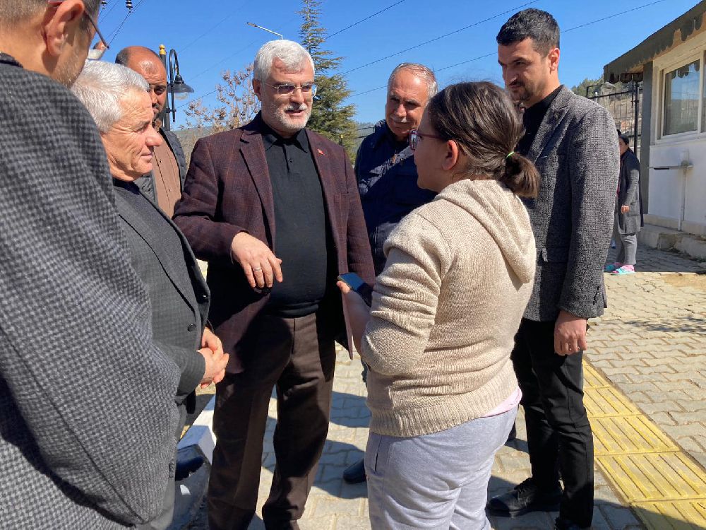 Milletvekili Özçelik Bucak'ta, depremzedeleri ziyaret etti