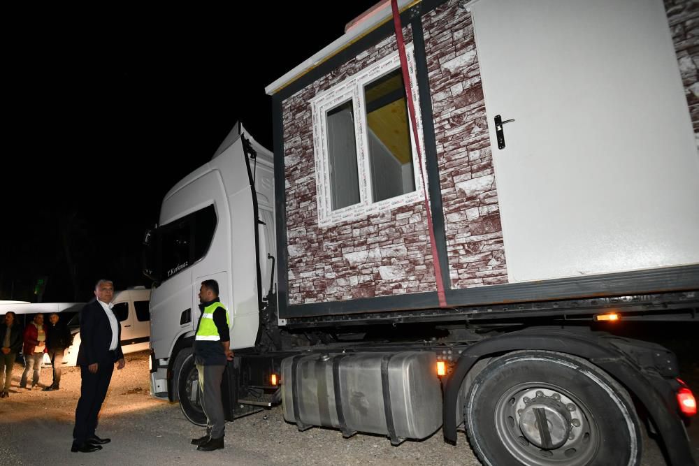 Muratpaşa’dan deprem bölgesine 200 çadır ve 18 konteyner
