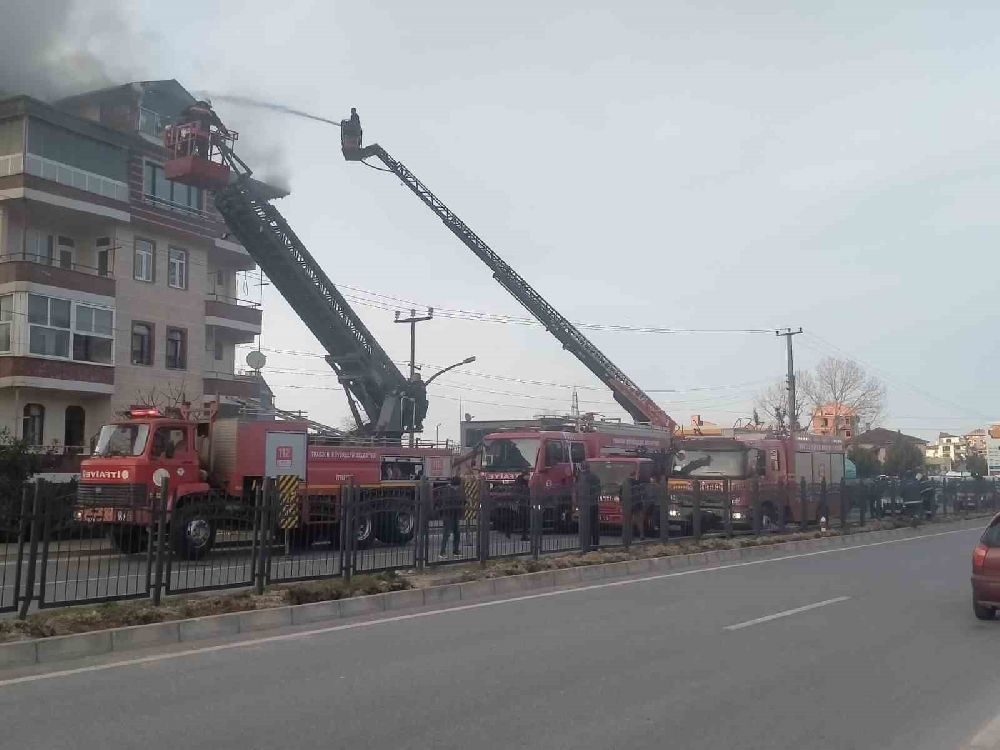 Trabzon Araklı'da yangın 5 katlı evin çatısı alevlere teslim oldu