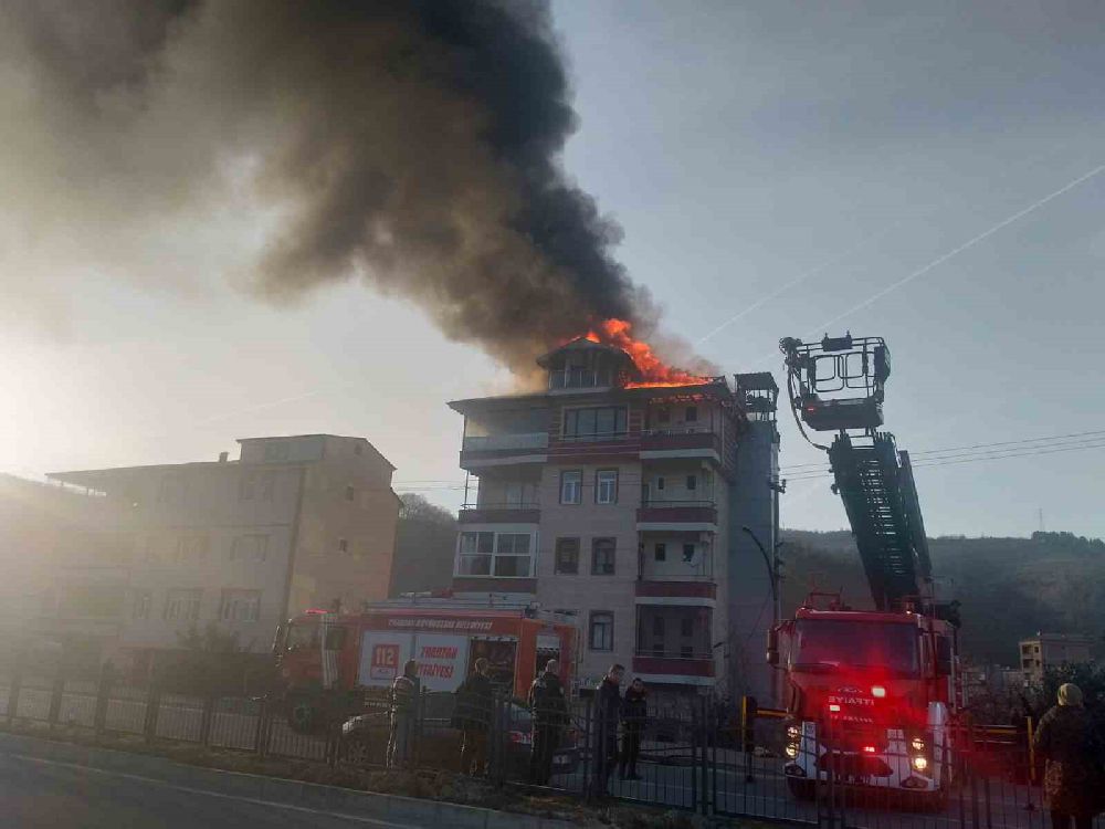 Trabzon Araklı'da yangın 5 katlı evin çatısı alevlere teslim oldu