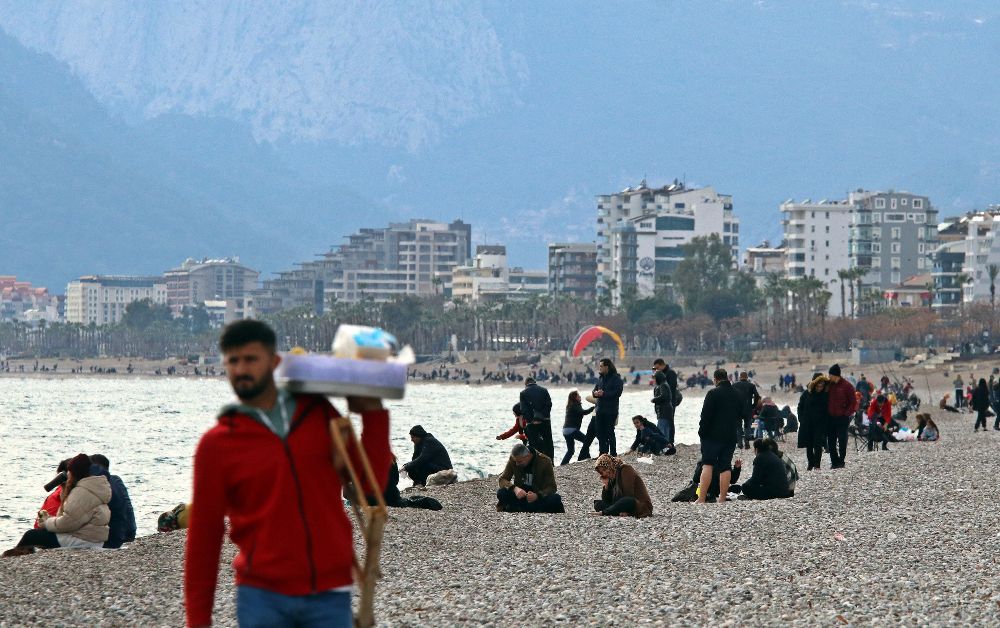 Türkiye’de kar esareti, Antalya’da deniz keyfi