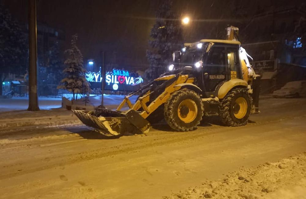 Yeşilova Belediyesinden karla mücadele