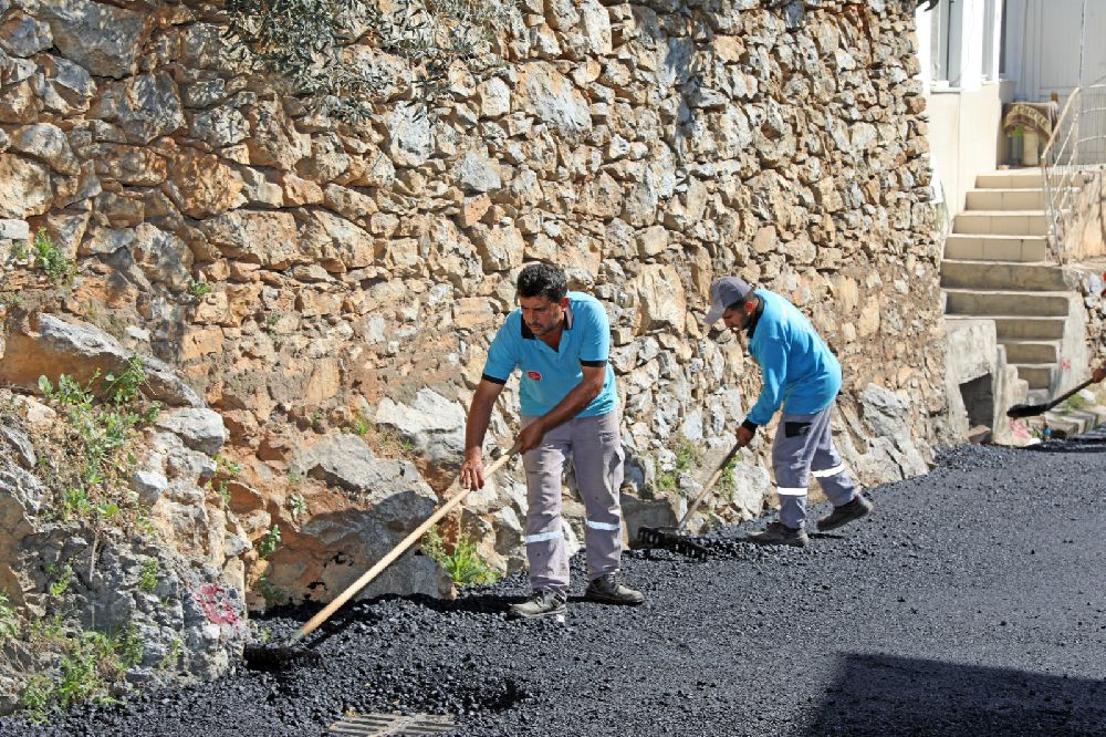 Alanya'da asfalt yenileme çalışmaları sürüyor