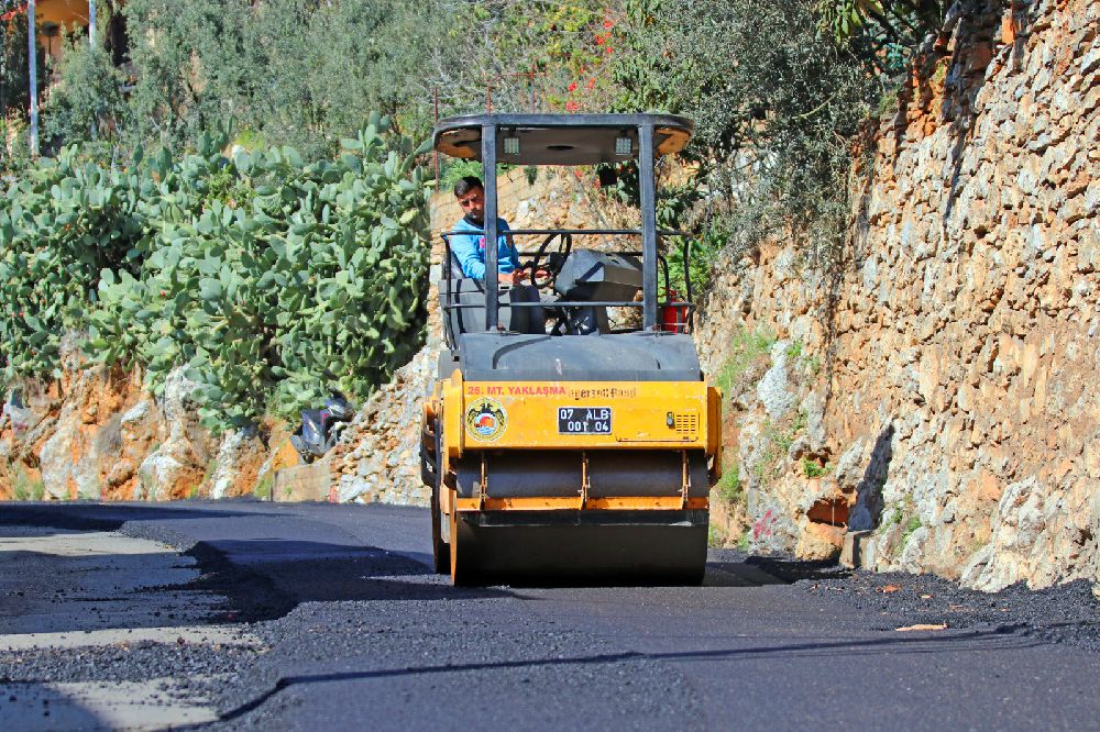 Alanya'da asfalt yenileme çalışmaları sürüyor