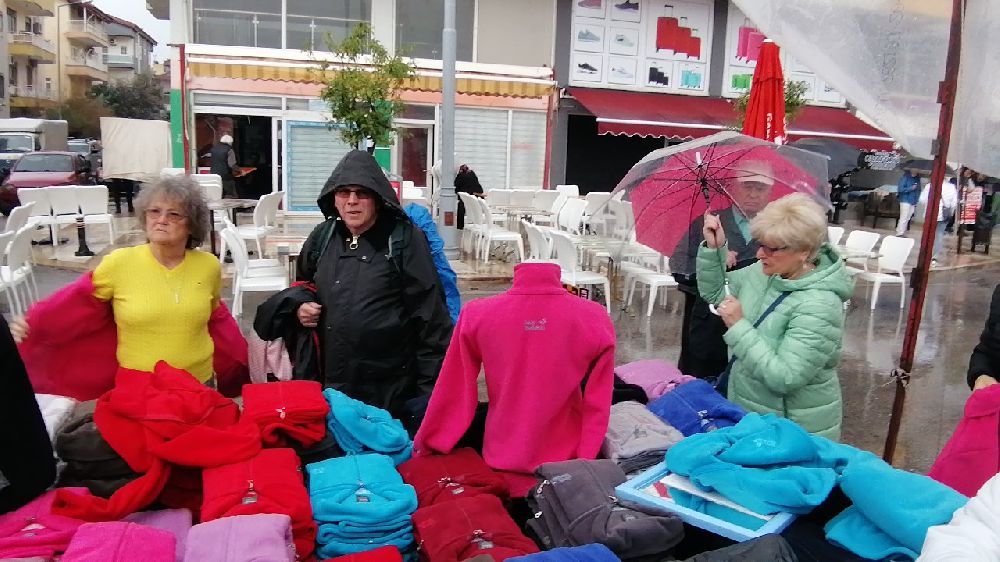 Antalya'da 1 saat süren sağanak esnaf ve turistlere zor anlar yaşattı