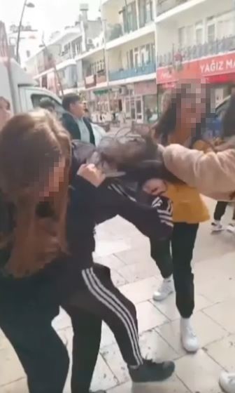 Antalya'da 14 yaşındaki kızı saçlarından tutup dövdüler